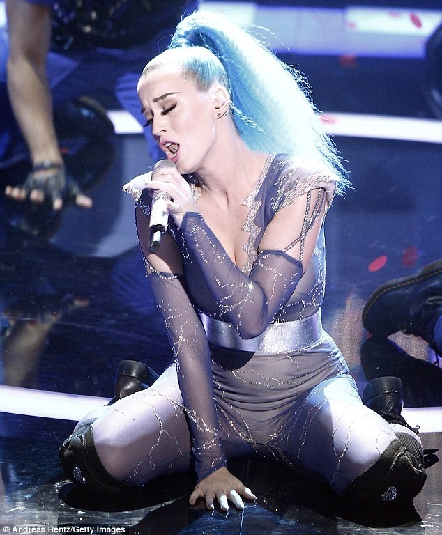 Katy Perry diện bộ cánh màu màu bạc trong suốt, phù hợp với phông màu hiện đại của sân khấu